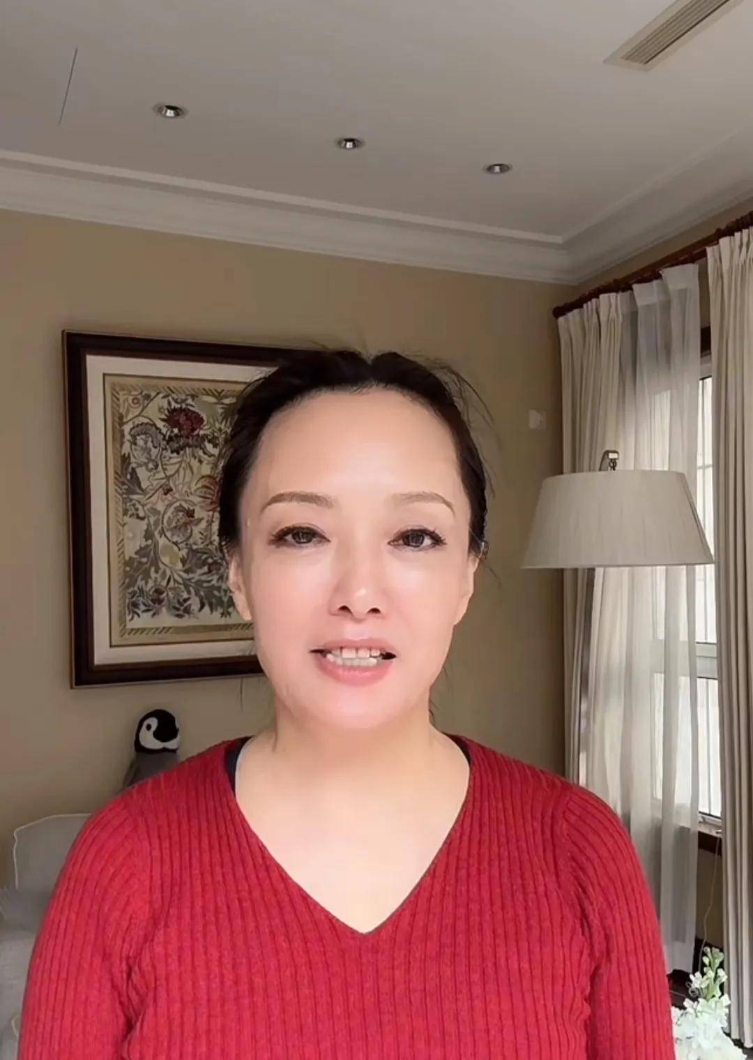59岁于慧晒豪宅生活,三层别墅排场大气,24岁女儿和妈妈长得很像