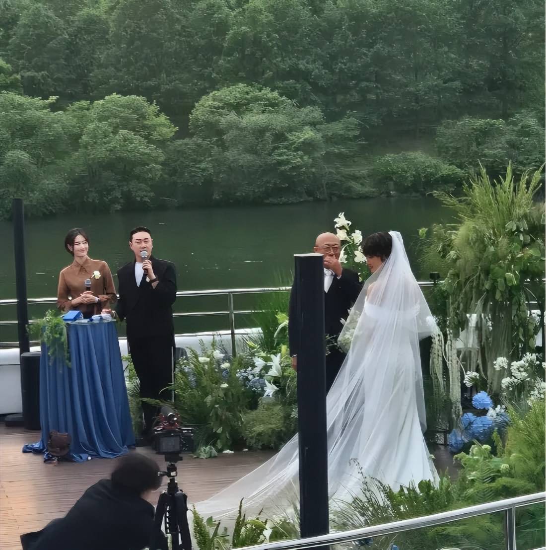 韩国知名女星婚礼,新郎哽咽落泪,网友:“哭成这样是真爱了” 插图1 韩国知名女星婚礼,新郎哽咽落泪,网友:“哭成这样是真爱了” 插图1