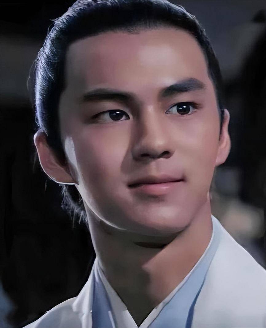 狄龙现状:79岁老态尽显,儿子视帝继承人,孙辈长得像爸