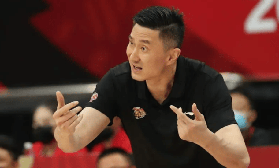 广东男篮内线终极对决，李炎哲锁死胡金秋，周琦遭包夹难救主！