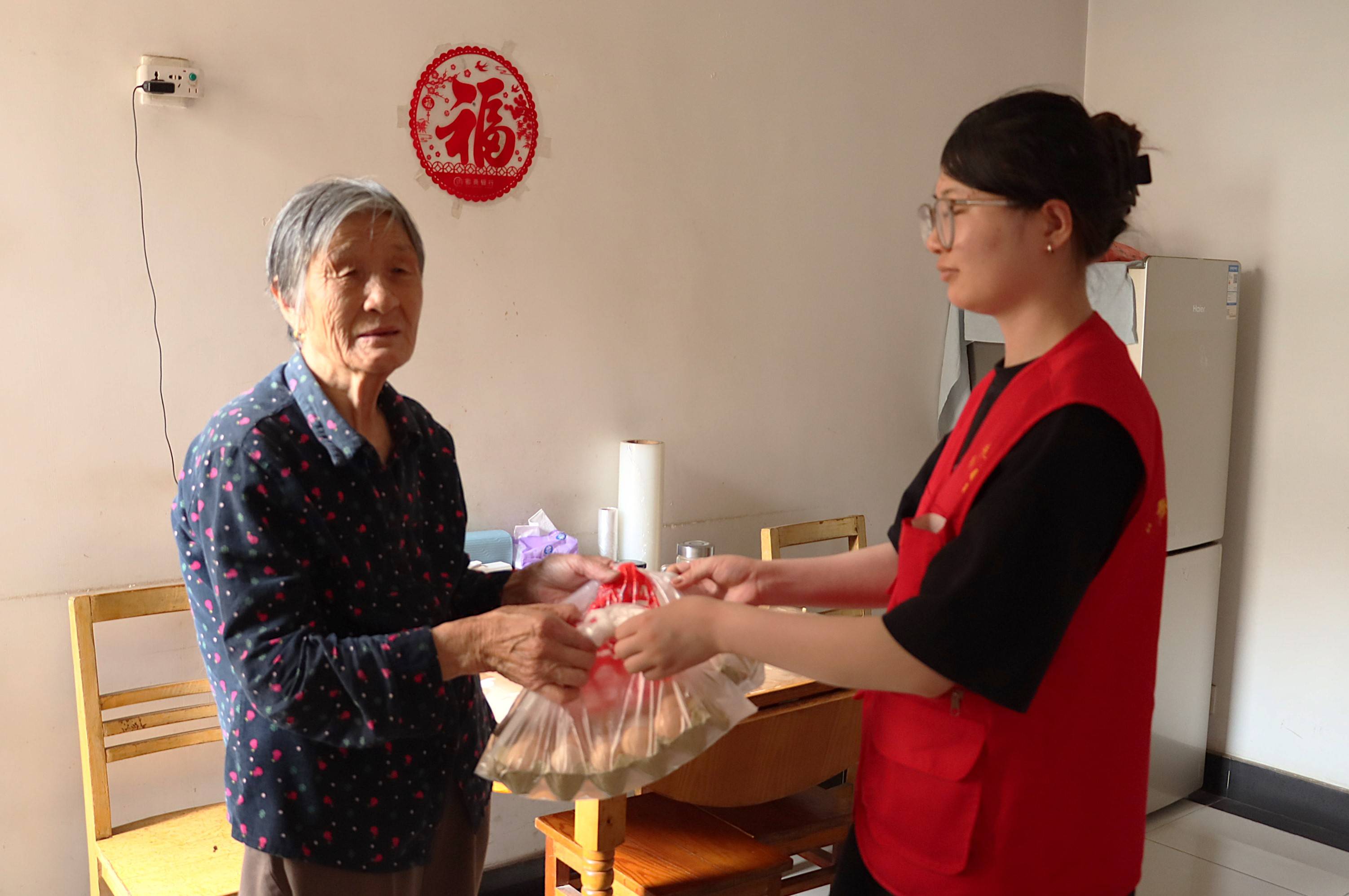 "康邻有我"青年志愿者爱心鸡蛋送上门,情暖耄耋