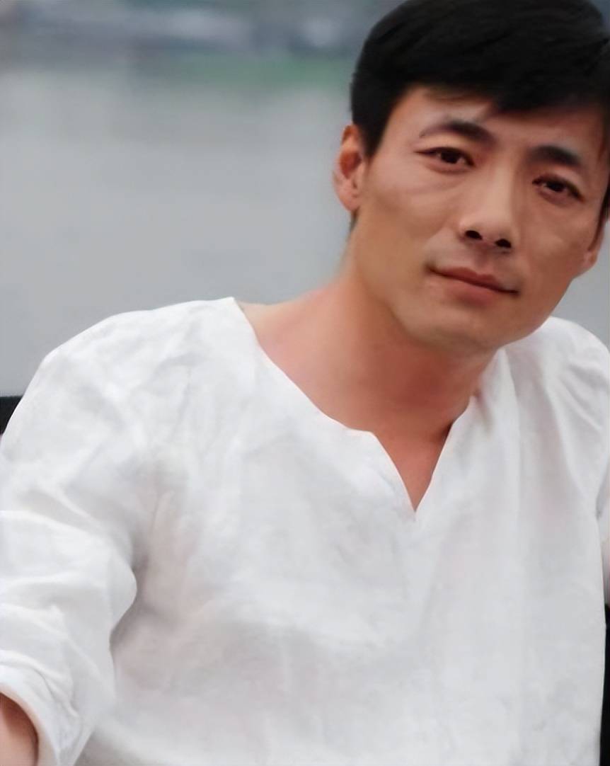 演员祖峰:无儿无女,积蓄全交妻子,活得自在幸福