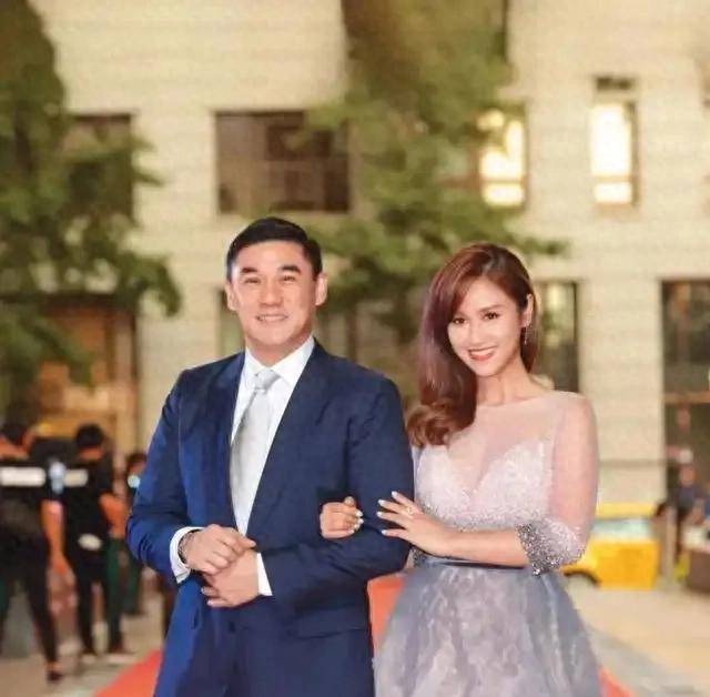 吴大维:娶圈外妻子,53岁迎女儿,家中老大是她