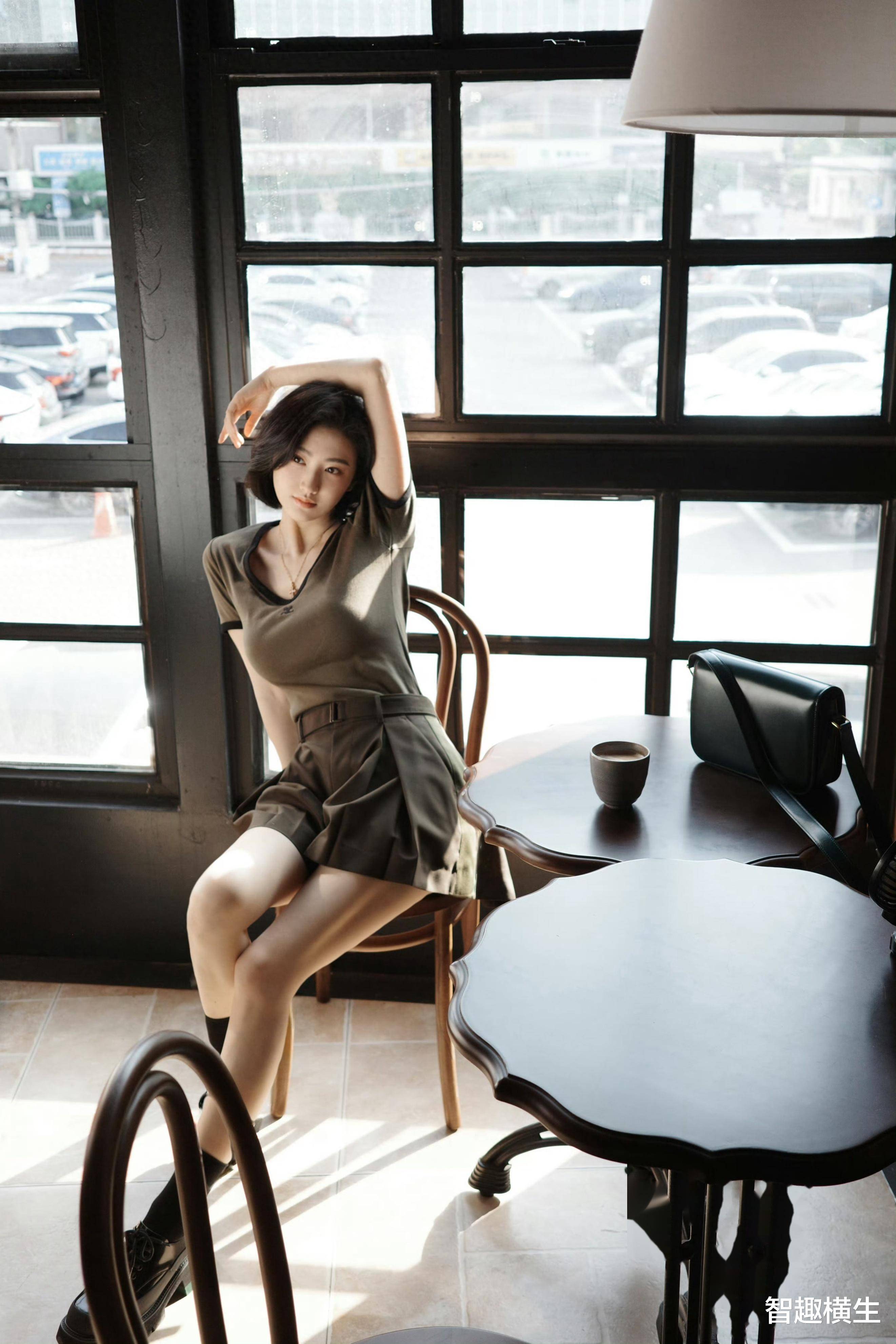 景甜短发造型,清新美艳,网友纷纷称赞:这样的她更美