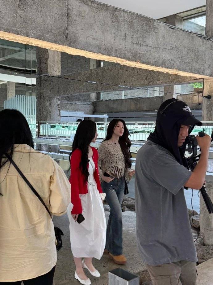 济州岛偶遇叶舒华登上热搜，网友：“女团门面名副其实” 插图10