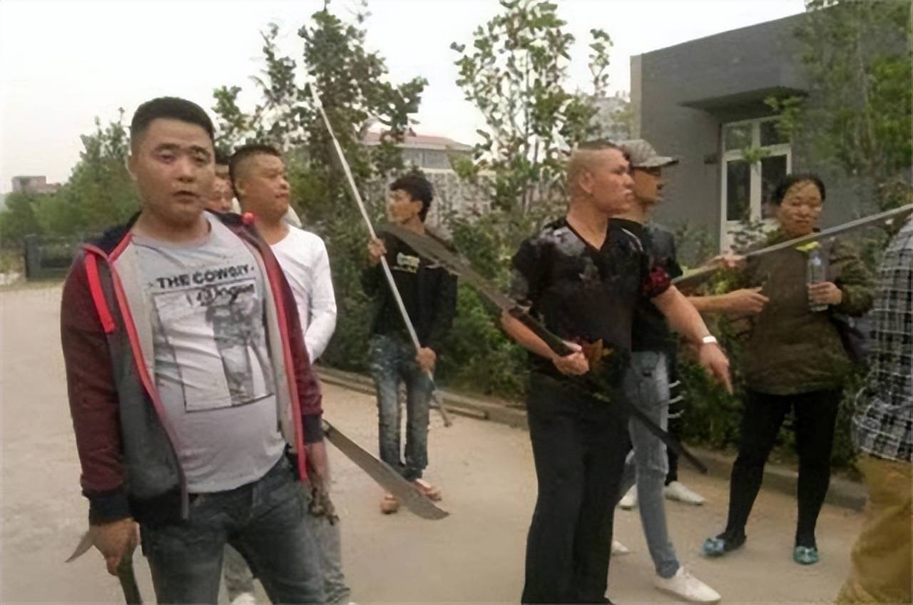 2002年河南村霸杀害村民,被捕后警方再接警:村霸一家五口都遇害