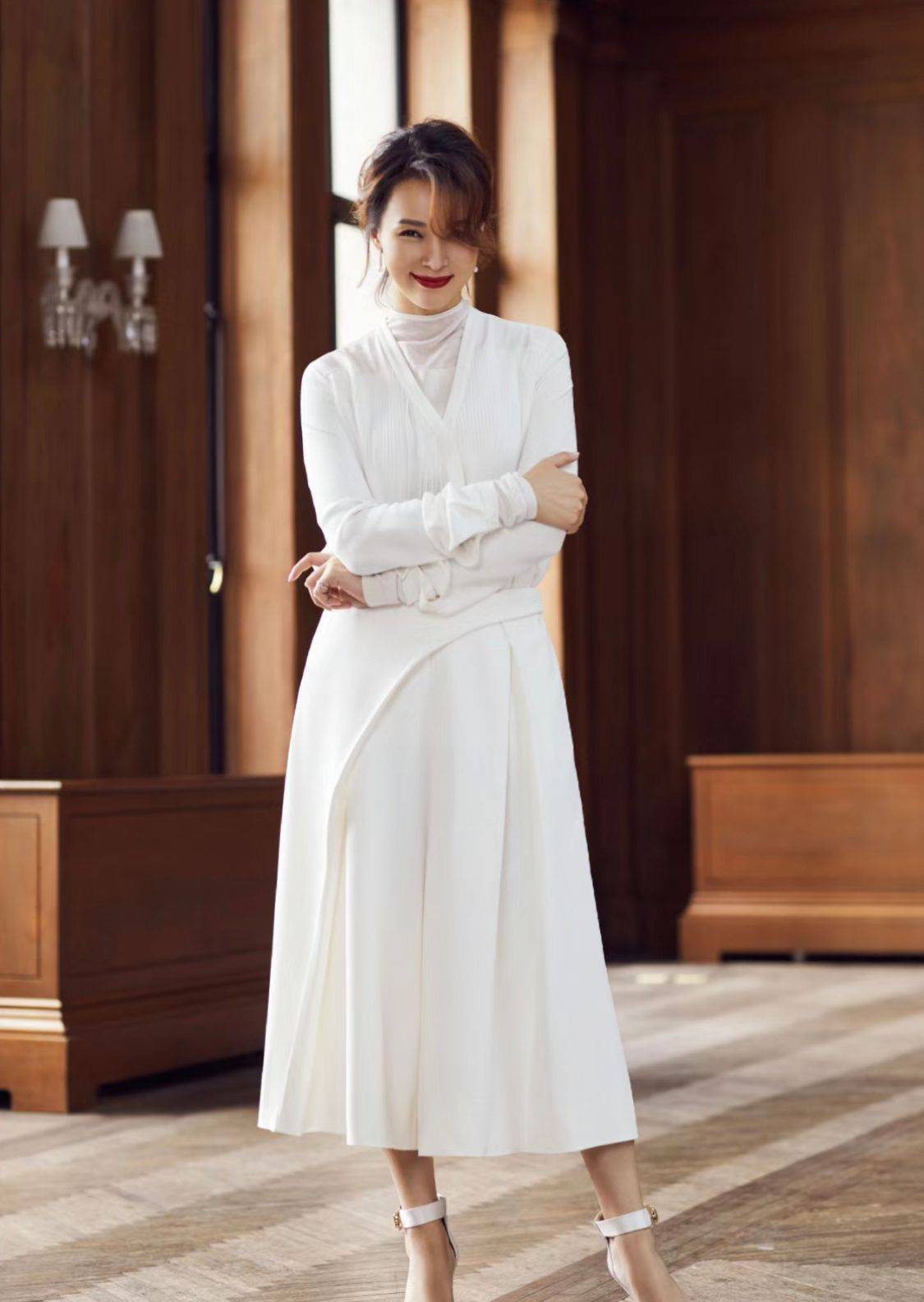 董卿钟爱长裙,无论是出席活动还是日常穿搭,她总能将长裙穿出别样的