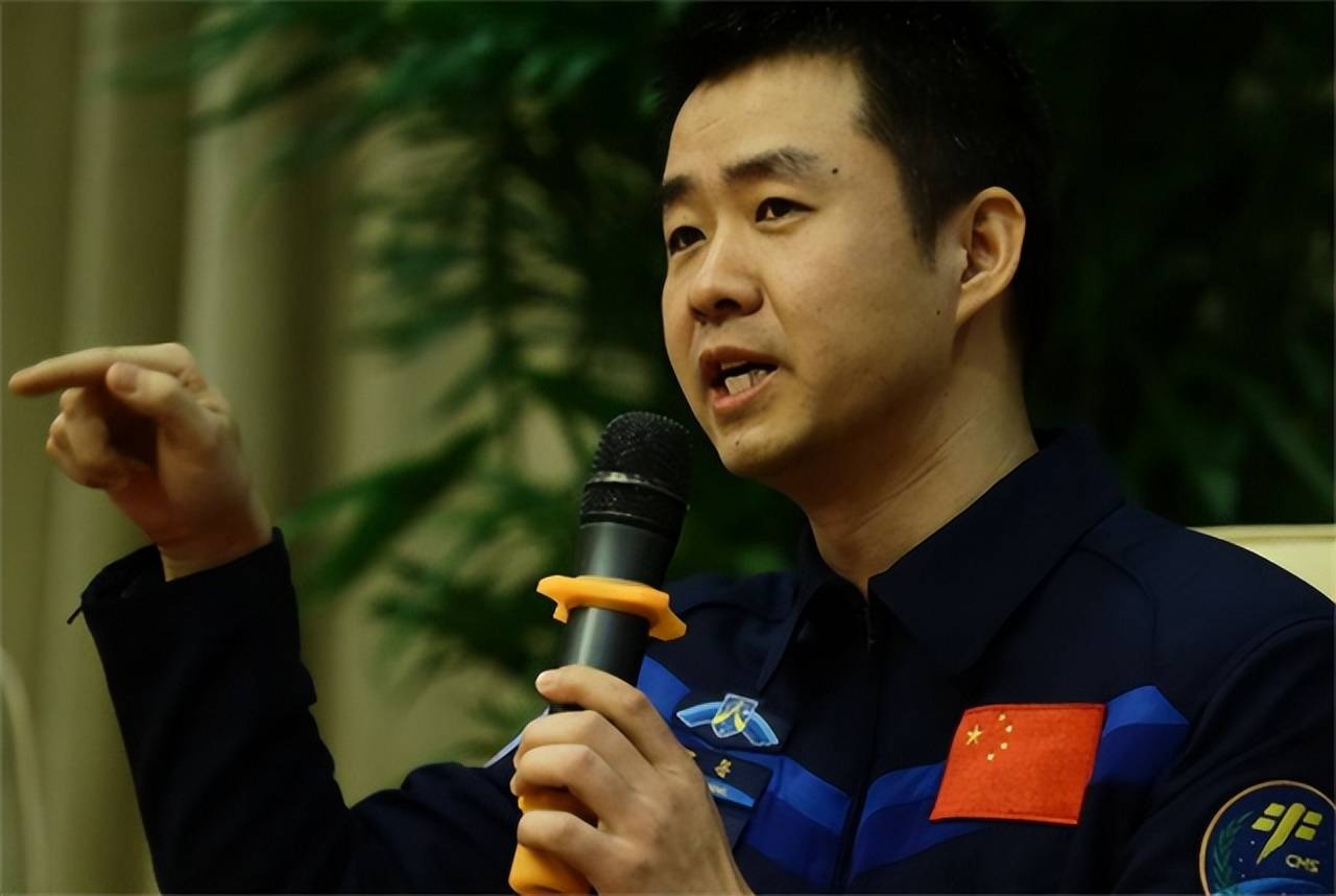 航天勇士陈冬：6年“与世隔绝”，新婚次日与娇妻吻别，归队训练