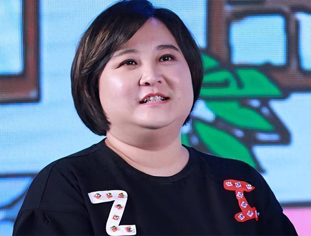 贾玲近照惊艳,扎高马尾穿运动装显年轻,皮肤紧致宛如少女