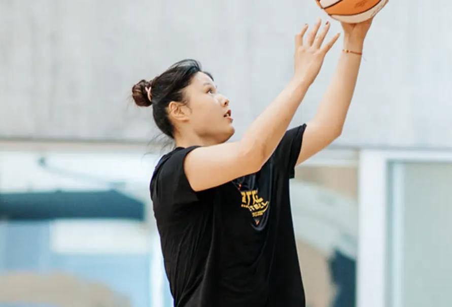 风暴队对待李月汝的态度引发争议：WNBA交易市场的新焦点