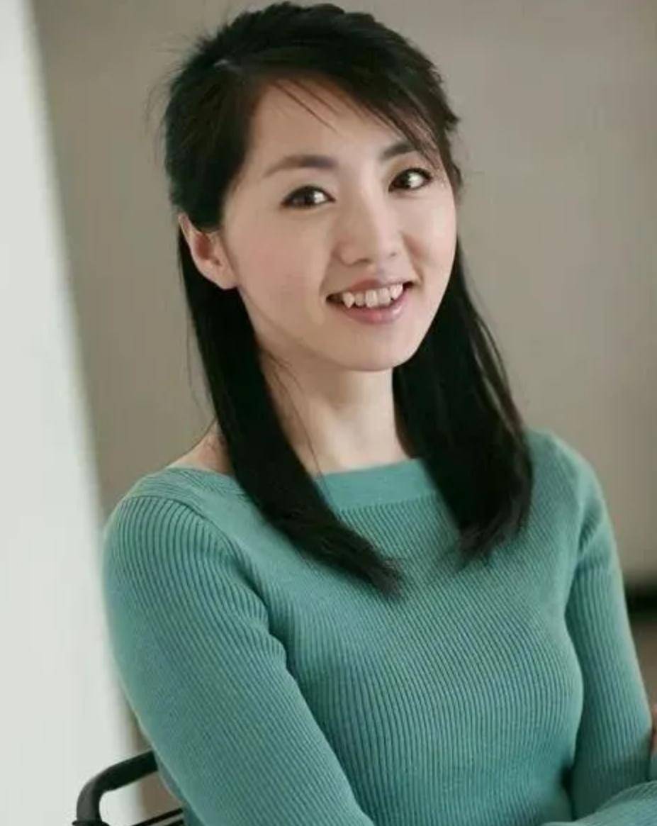 杨丹:丁克15年,40岁生子,工作零失误,却依然是"临时工"?