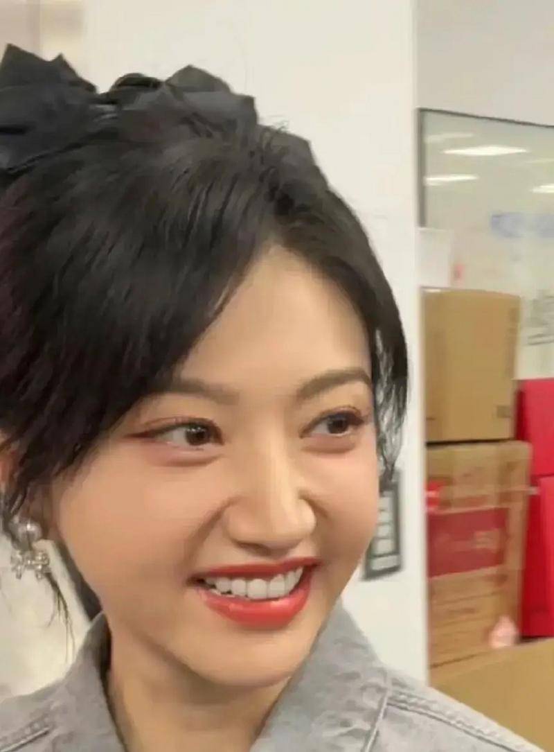 景甜对脸拍都这么好看,真实美貌藏不住