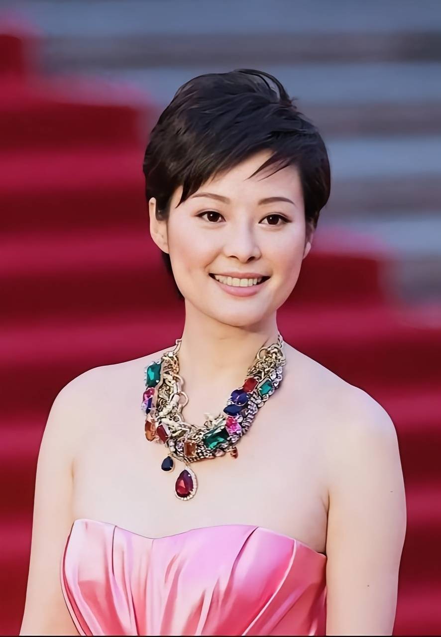 53岁袁立巴黎度假,爆瘦了10斤颜值回春,看着比小12岁老公还年轻