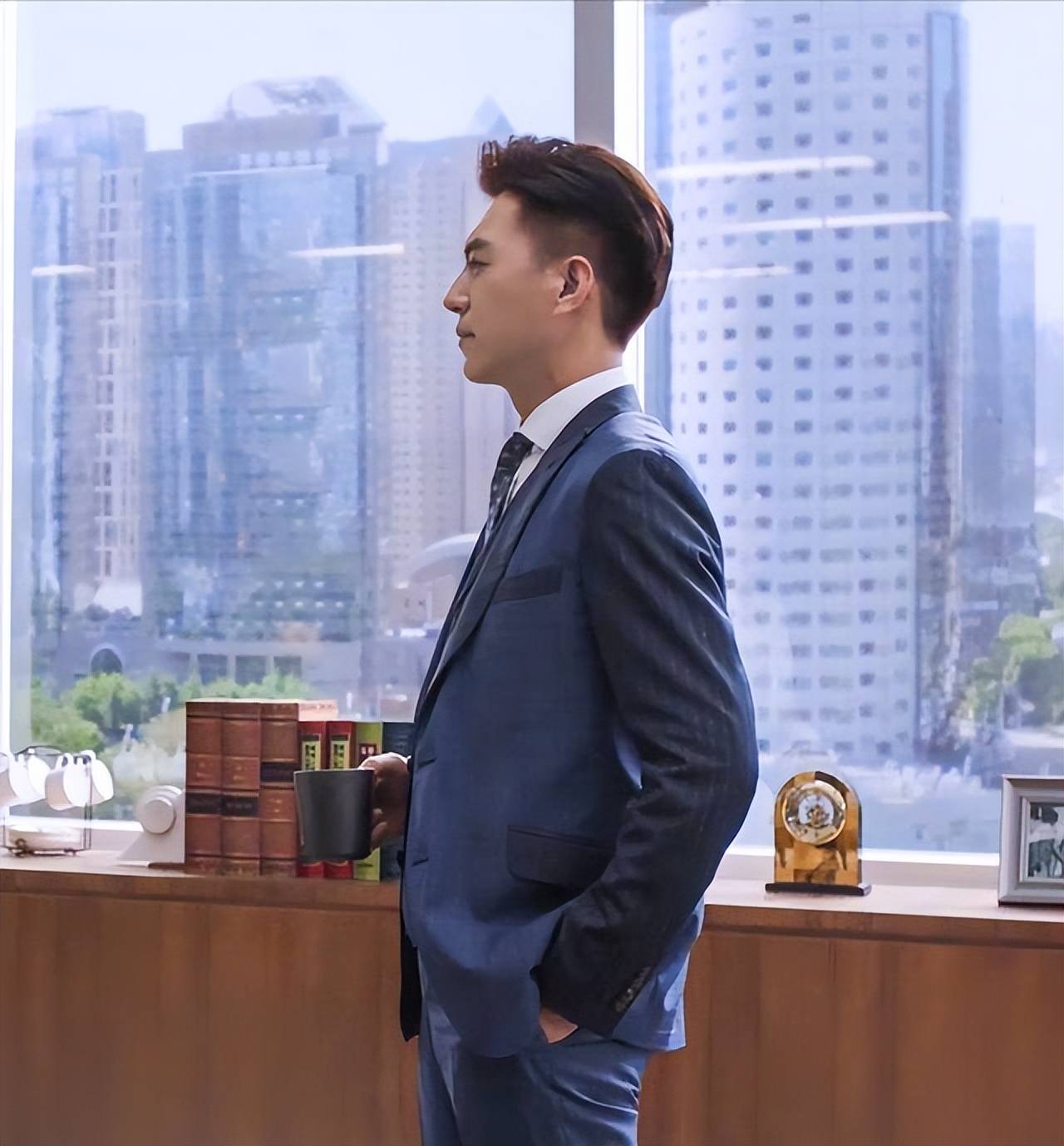 年近半百靳东时髦造型,西装搭牛仔裤,绅士范十足,霸道气质尽显!