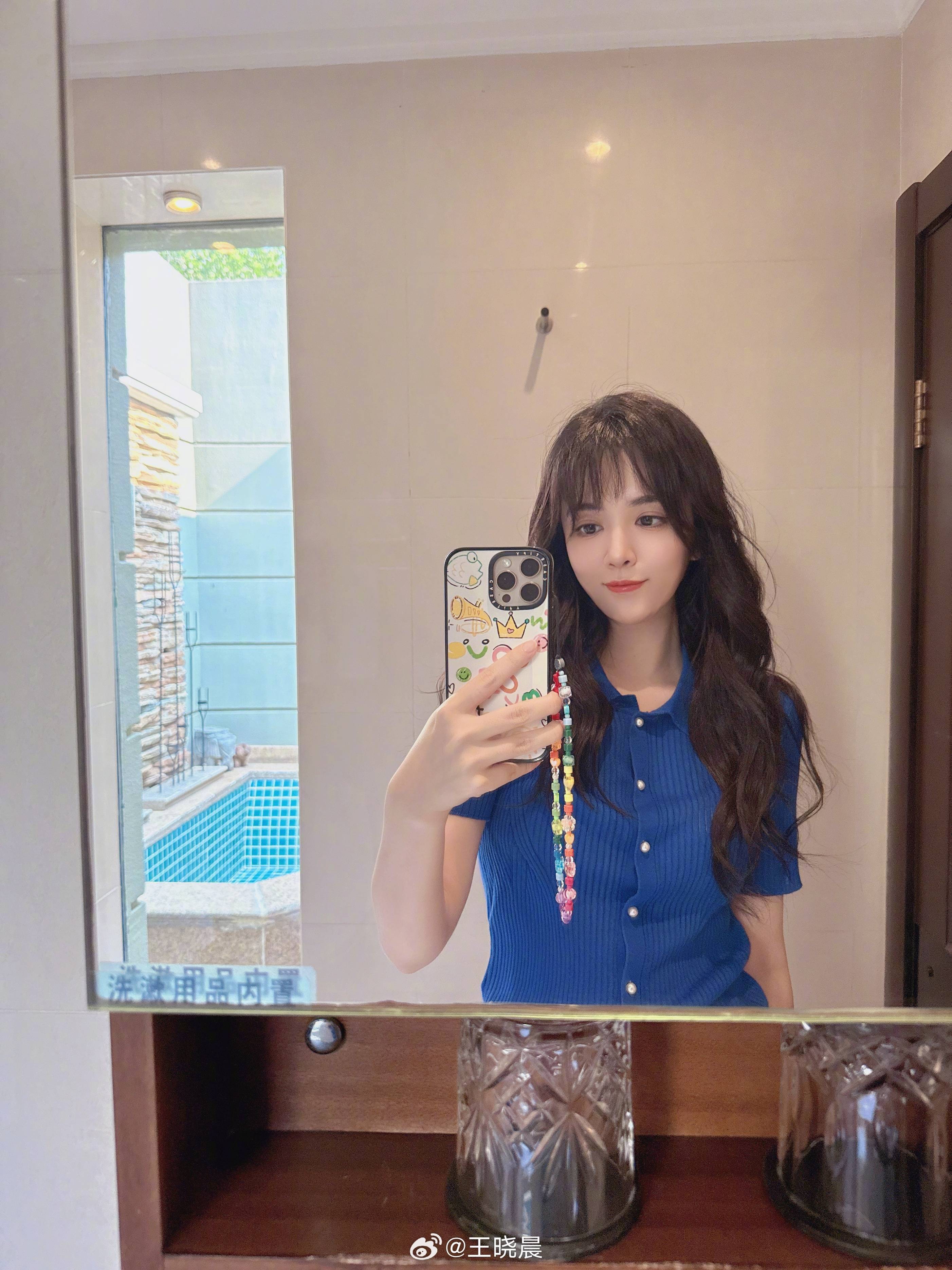 王晓晨的情感经历也颇为曲折从与胡歌的隐婚谣言到多段未果恋情粉丝