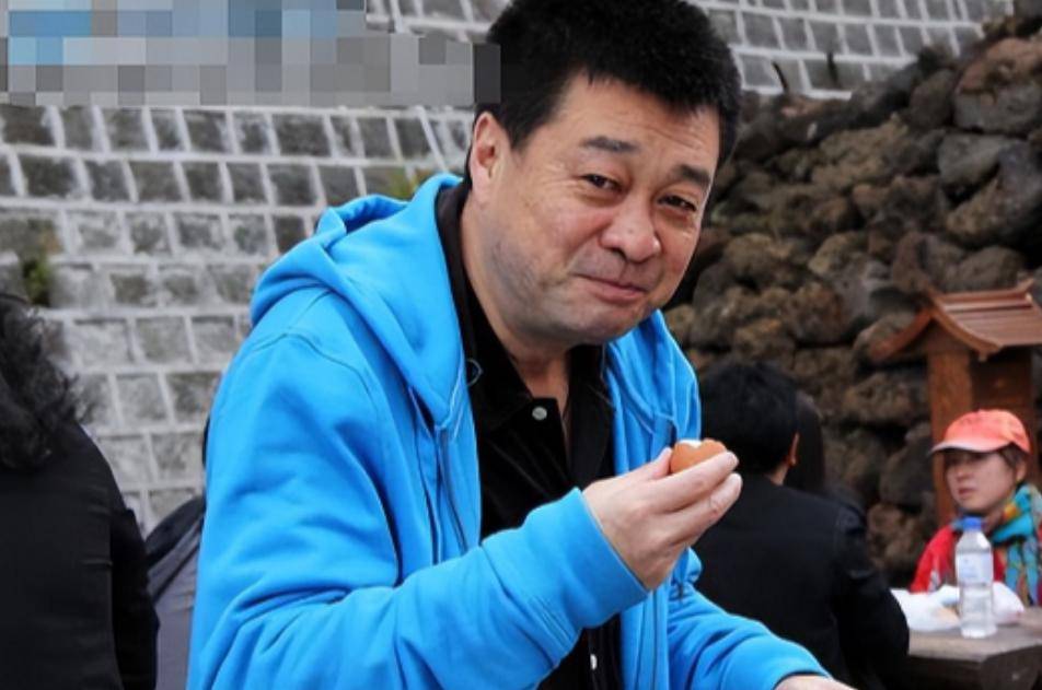 陈逸恒一婚未育,53岁娶小10岁服装师,因继女决定不生育自己的孩子