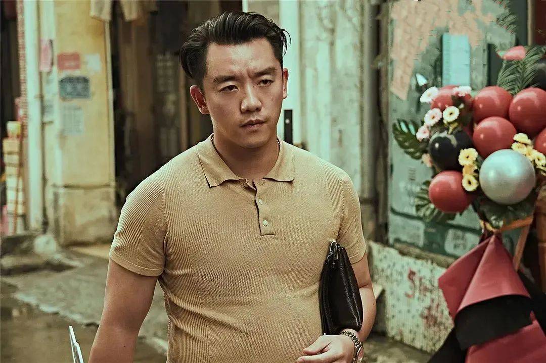 虽然说之前有过中年发福的迹象,但那也是郑恺为了拍摄电影《超越》