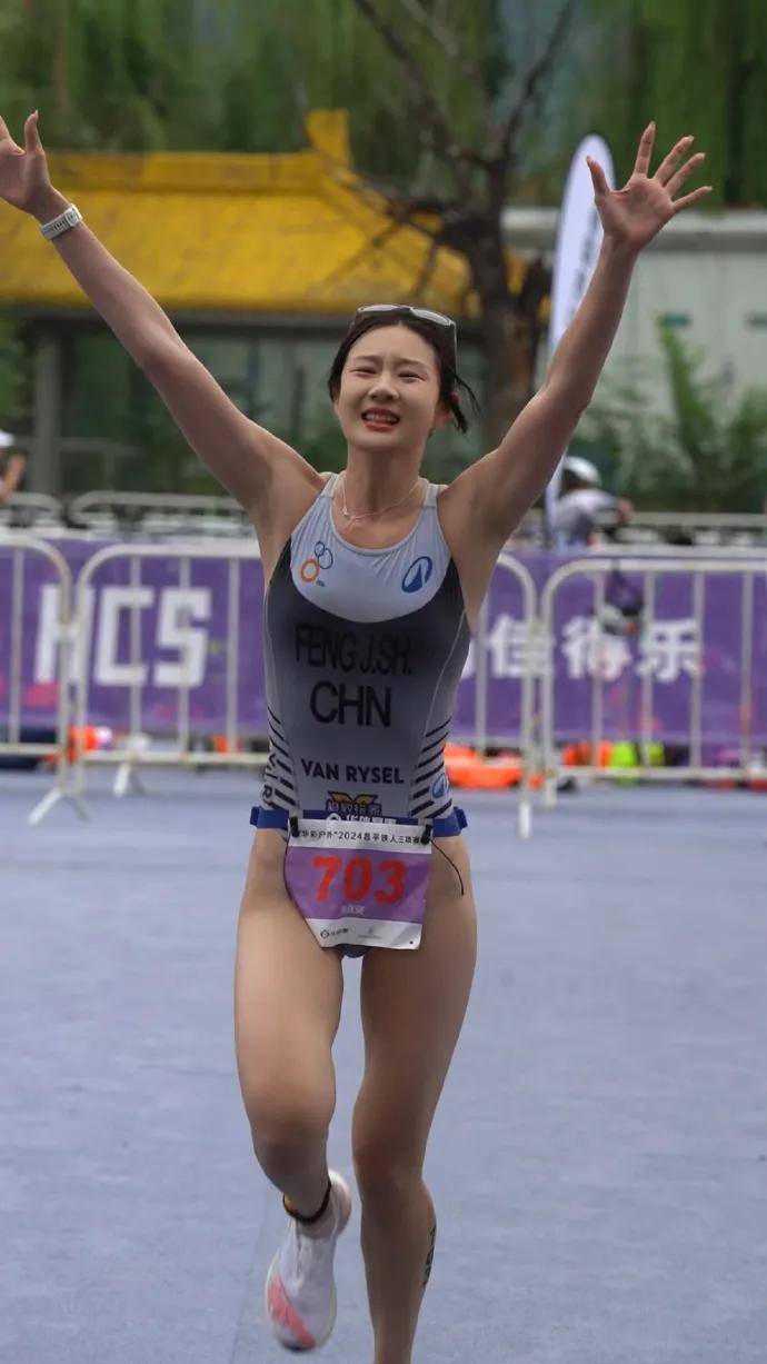 曾经美出圈,铁人三项冯竟爽被批衣着"暴露",关注运动本身更重要