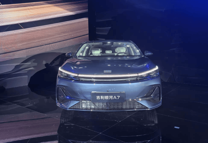 AI帮你开车省油？吉利银河A7 EM-i首发黑科技，续航号称超2100km
