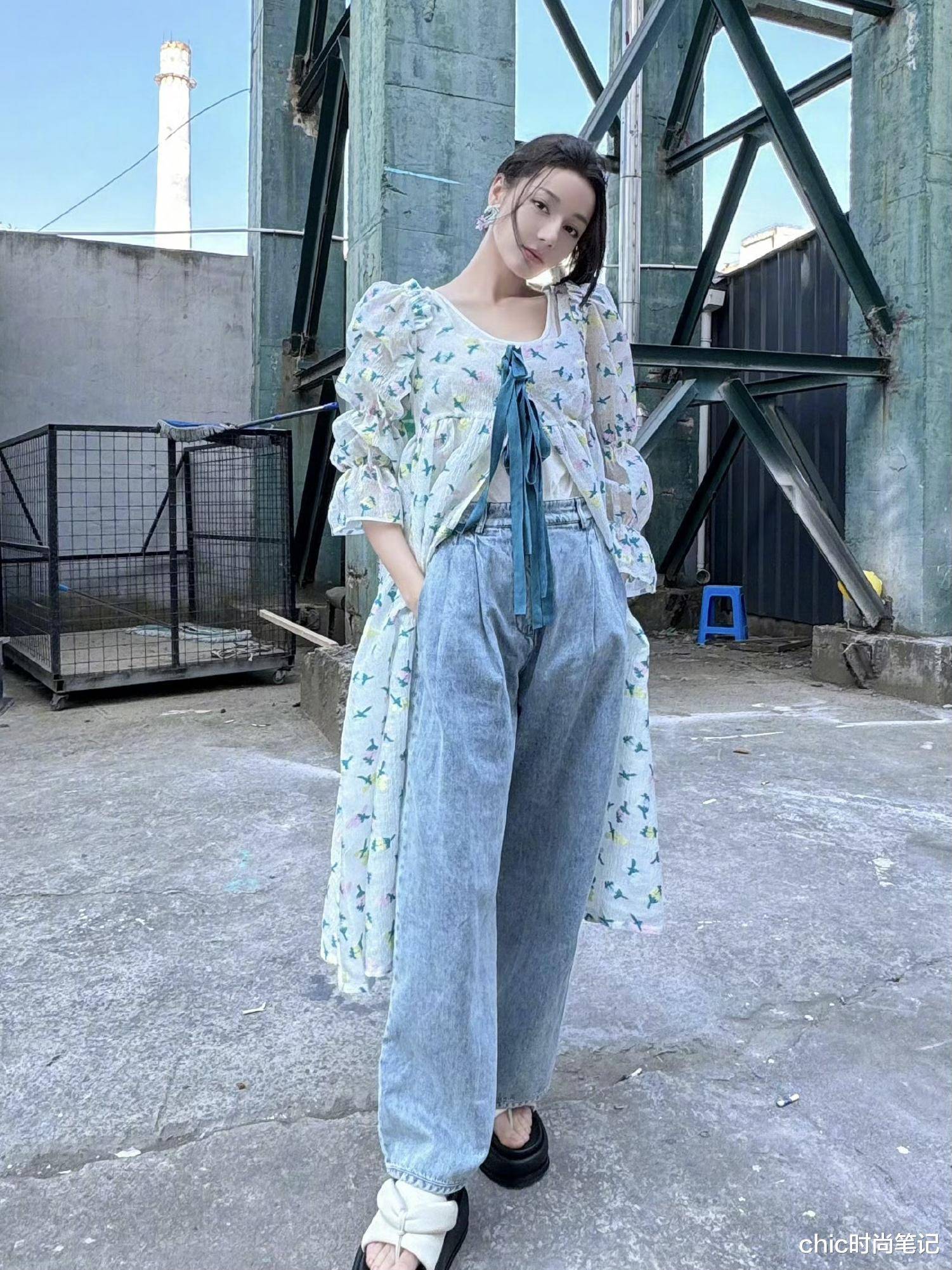 女明星私下穿搭揭秘,简约风格为主,展现热辣松弛感!