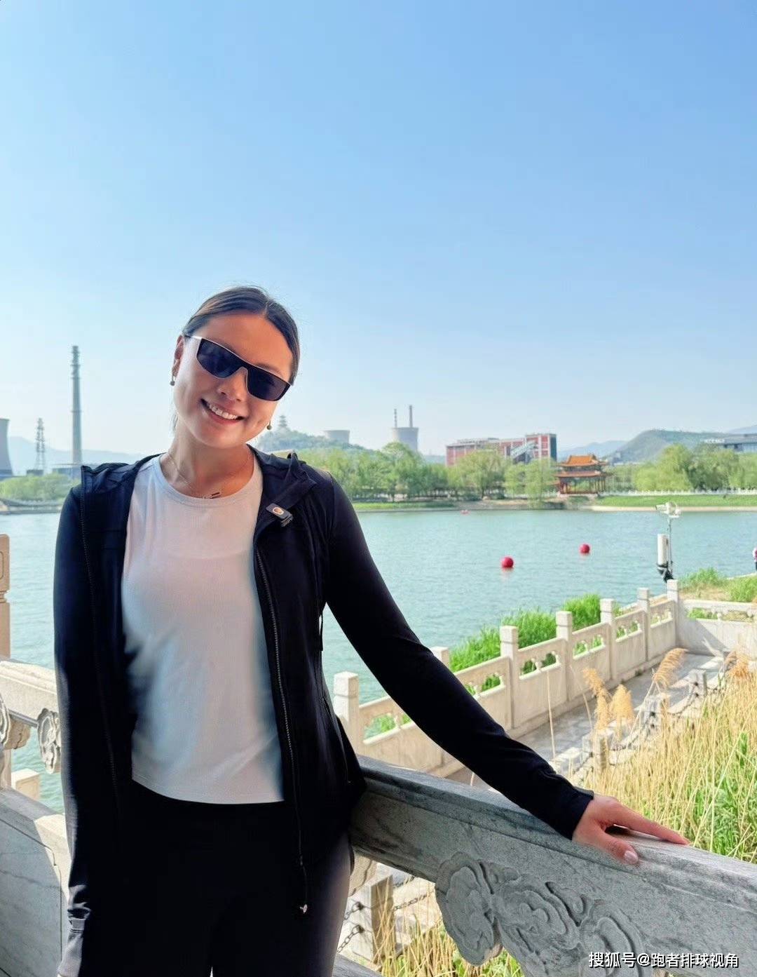 曾春蕾现身云南支教,戴眼镜有模有样,退役后太低调,已生二胎