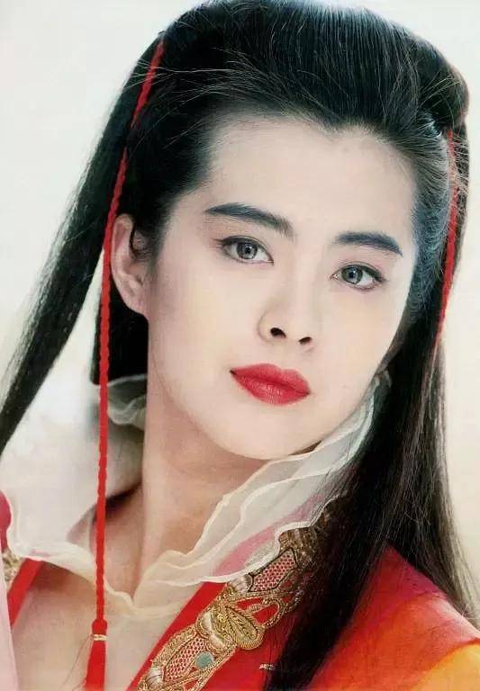 其实,王祖贤的发际线不算完美,但根本不影响颜值,美人尖也算她的一大