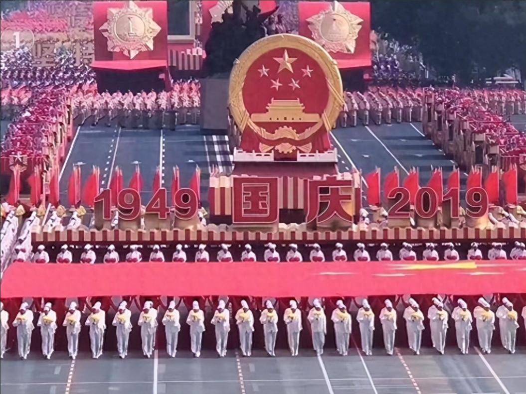 原创2019年河北一老汉看阅兵典礼时被吓到这不是村里的老吴吗