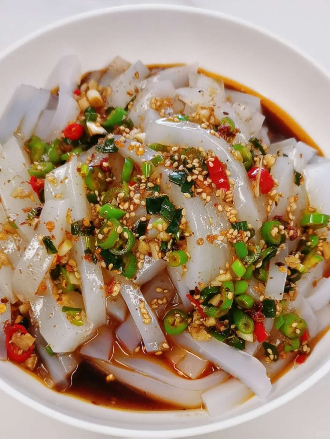 "川味凉拌凉粉就像夏日里的一阵凉风,用最简单的食材,带来最解暑