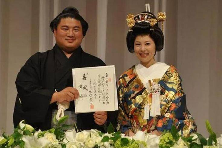 相扑手的寿命_相扑手高收入吸引日本女性_日本美女嫁给相扑手原因