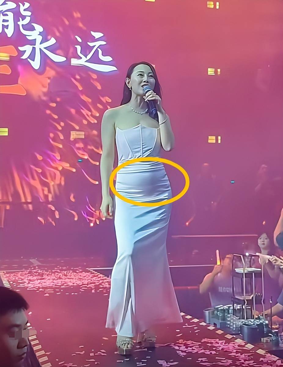 知名女星移民英国失败,传来内地走穴,卖唱捞金,身材走样被嘲讽