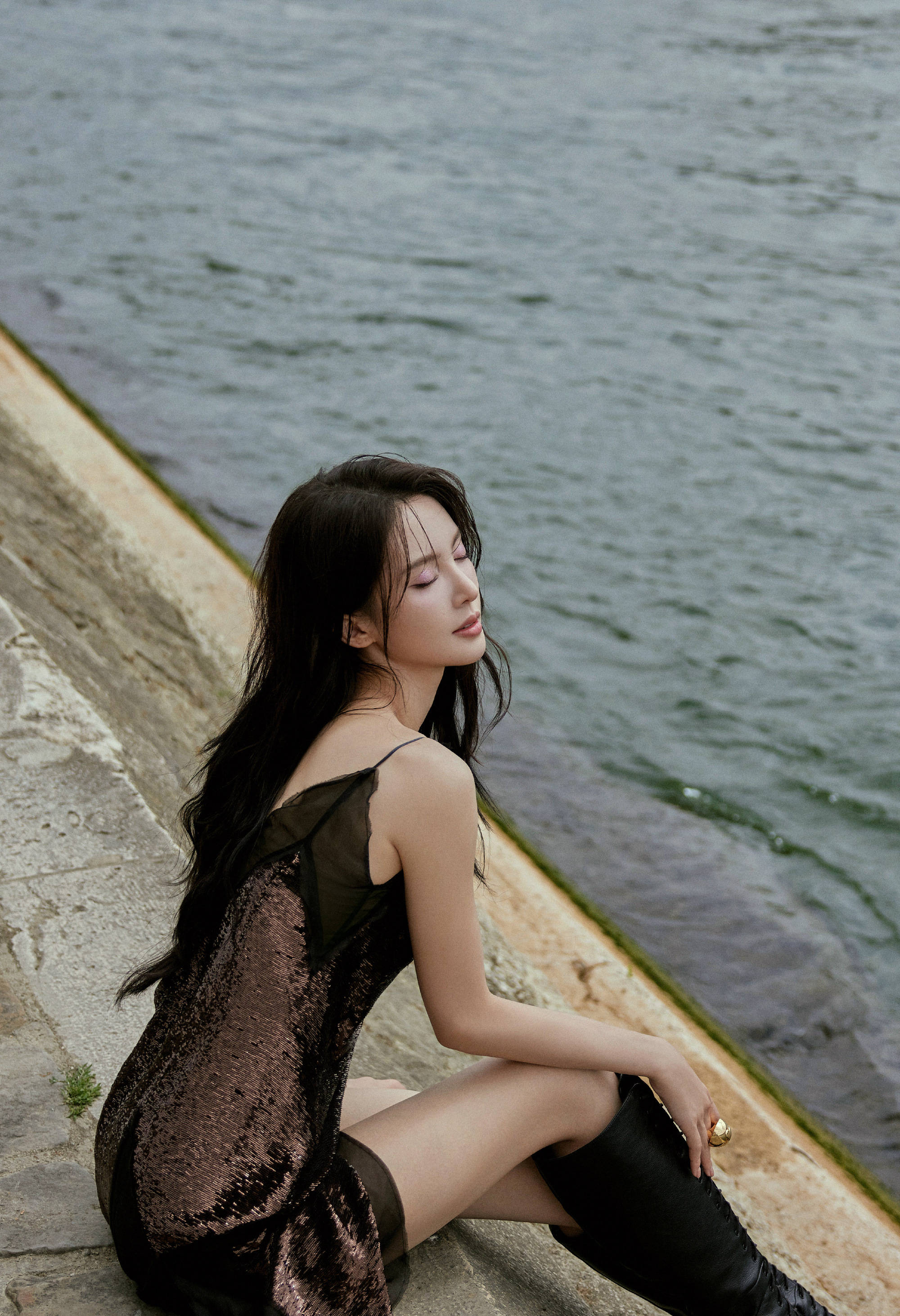金晨塞纳河畔写真曝光,深v吊带亮片长裙,尽显高贵冷艳妩媚魅力