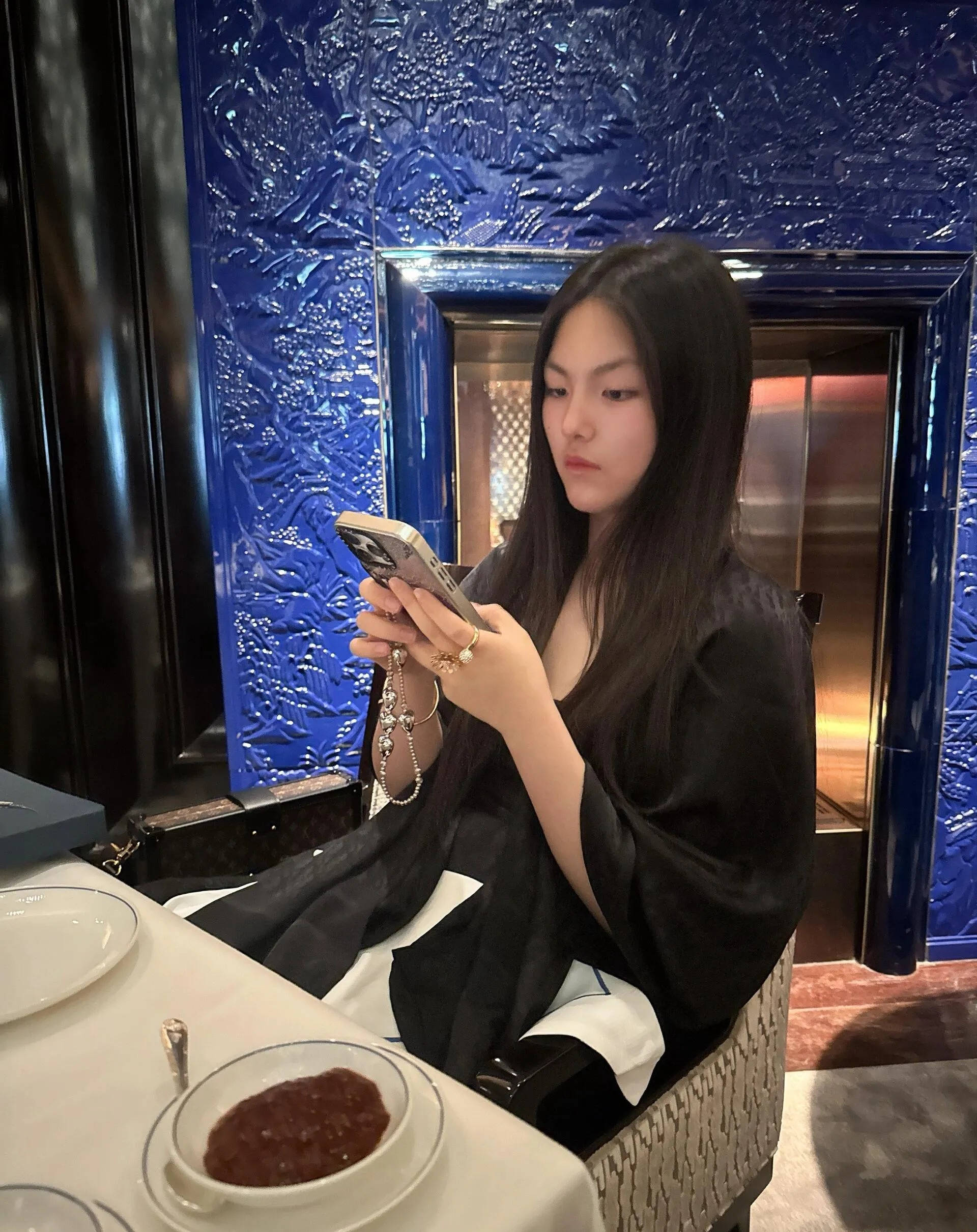 端午粽香四溢，李湘晒与王诗龄温馨时光引热