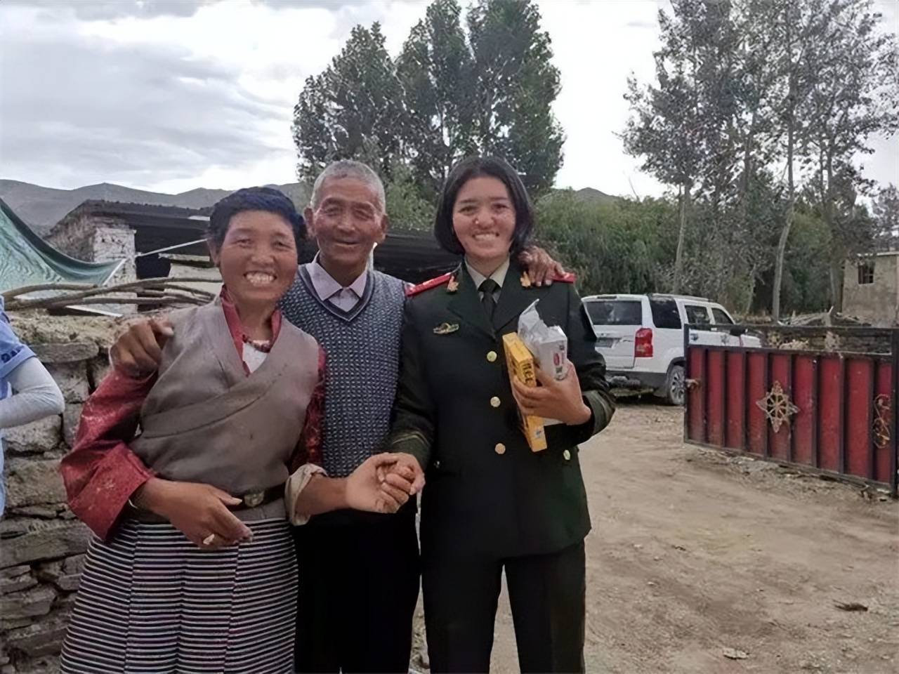 解放军女狙击手达娃卓嘎,荣获一等功,光荣提干