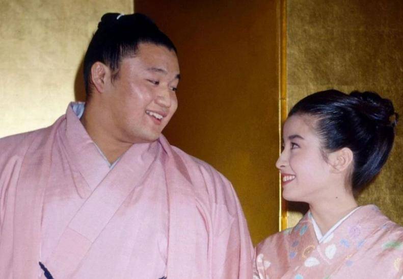 相扑手的寿命_相扑手高收入吸引日本女性_日本美女嫁给相扑手原因