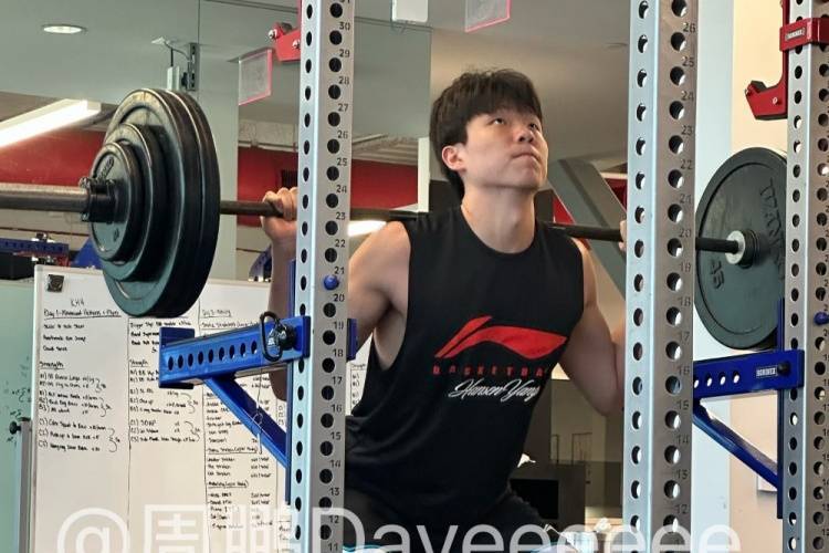杨瀚森在洛杉矶进行训练 与球哥等人同场竞技