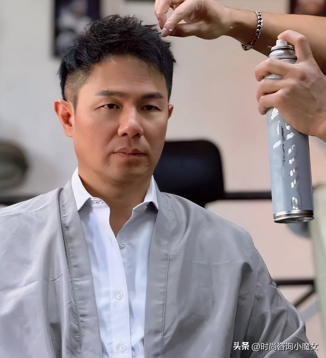 殊不知过长的偏分发型反而暴露了他们的疲惫和不修边幅