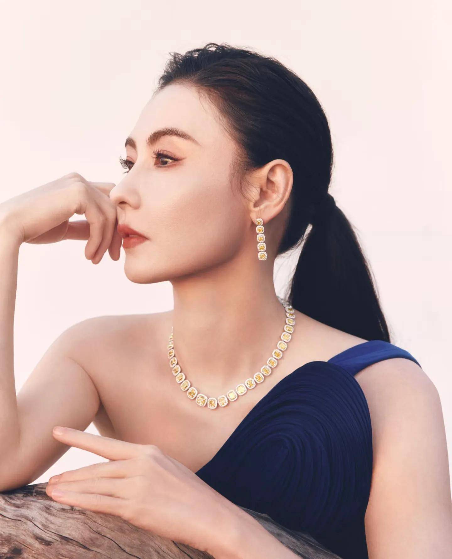 原创张柏芝父亲节晒合照是父女情深还是孝顺人设营业