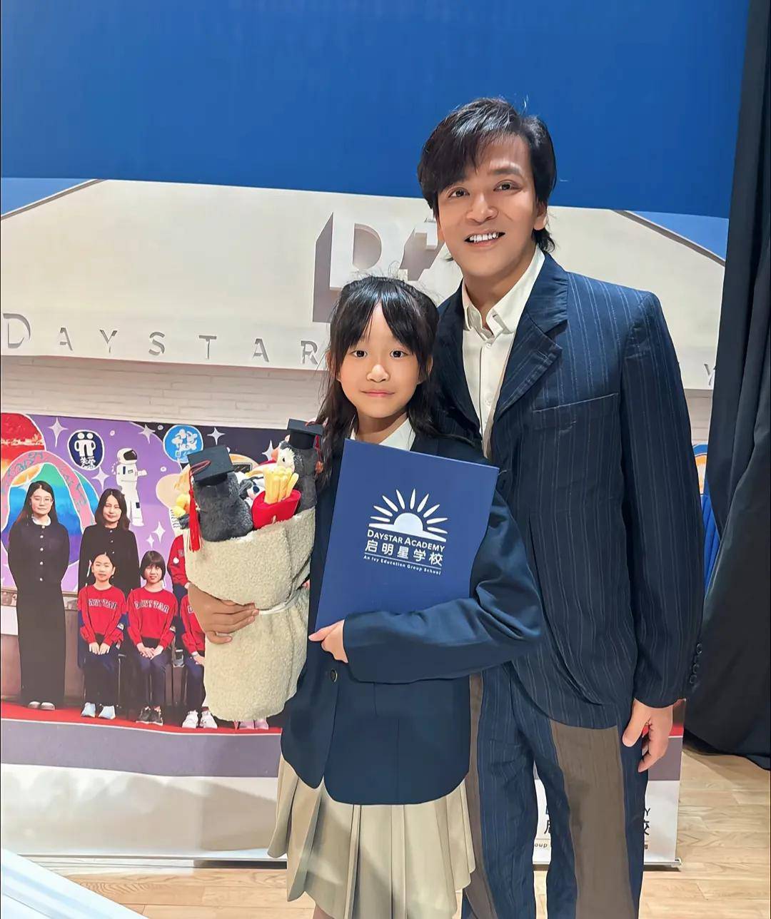 陈晓东参加大女儿毕业典礼11岁朵朵身材高挑长相不如爸妈好看