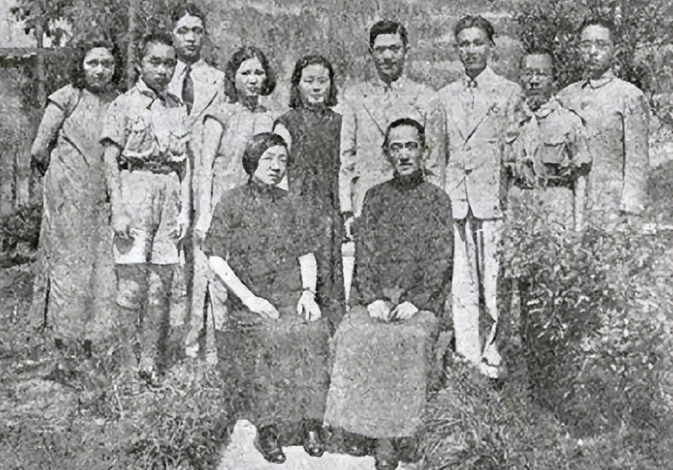 蒋介石给予国葬规格,战战兢兢写一幅匾额:当代完人