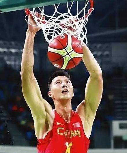 震惊！央视临时喊停易建联专访，矣进宏评历史阵容，球迷吵翻选谁