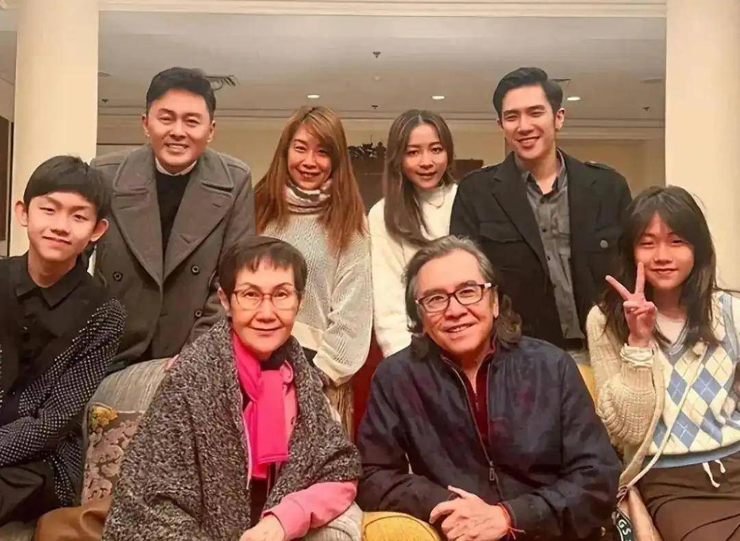 不久后,李琳琳为姜大卫生产下了两个女儿和一个儿子