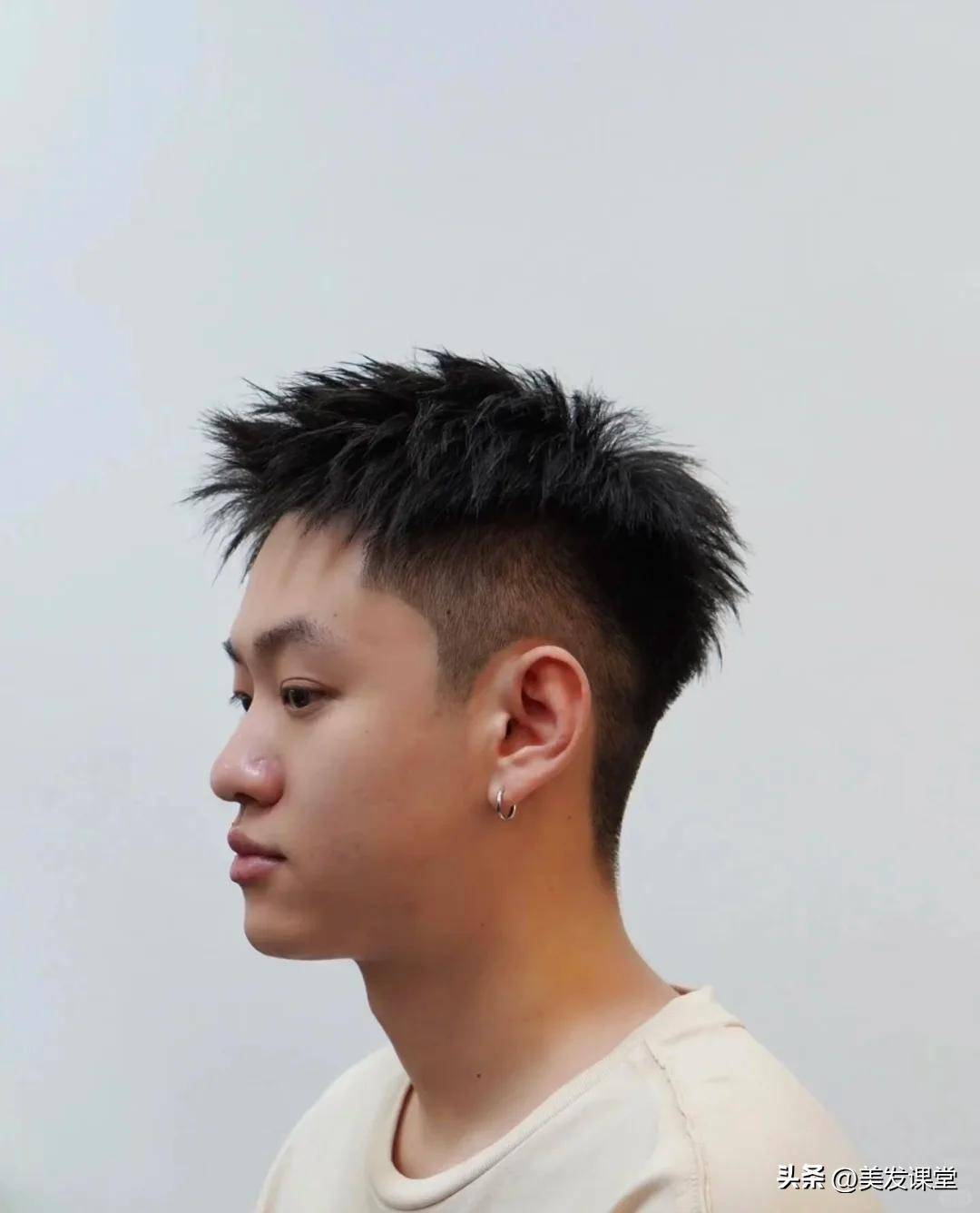 男生前刺发型指南清爽阳光个性时尚完美碰撞