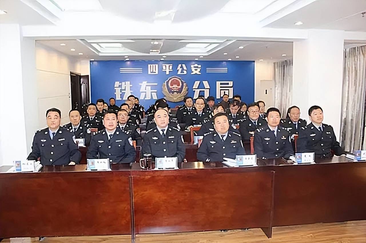 当时,四平市公安局的民警赶到现场,将男子和受伤的女子一起送往市中心