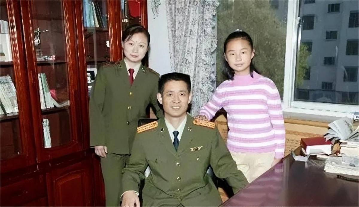 聂海胜将军，一人“飞天”，全家光荣，3位姐妹贵宾席就坐
