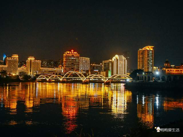 夜幕下福州烟台山：历史与现代交融，开启沉