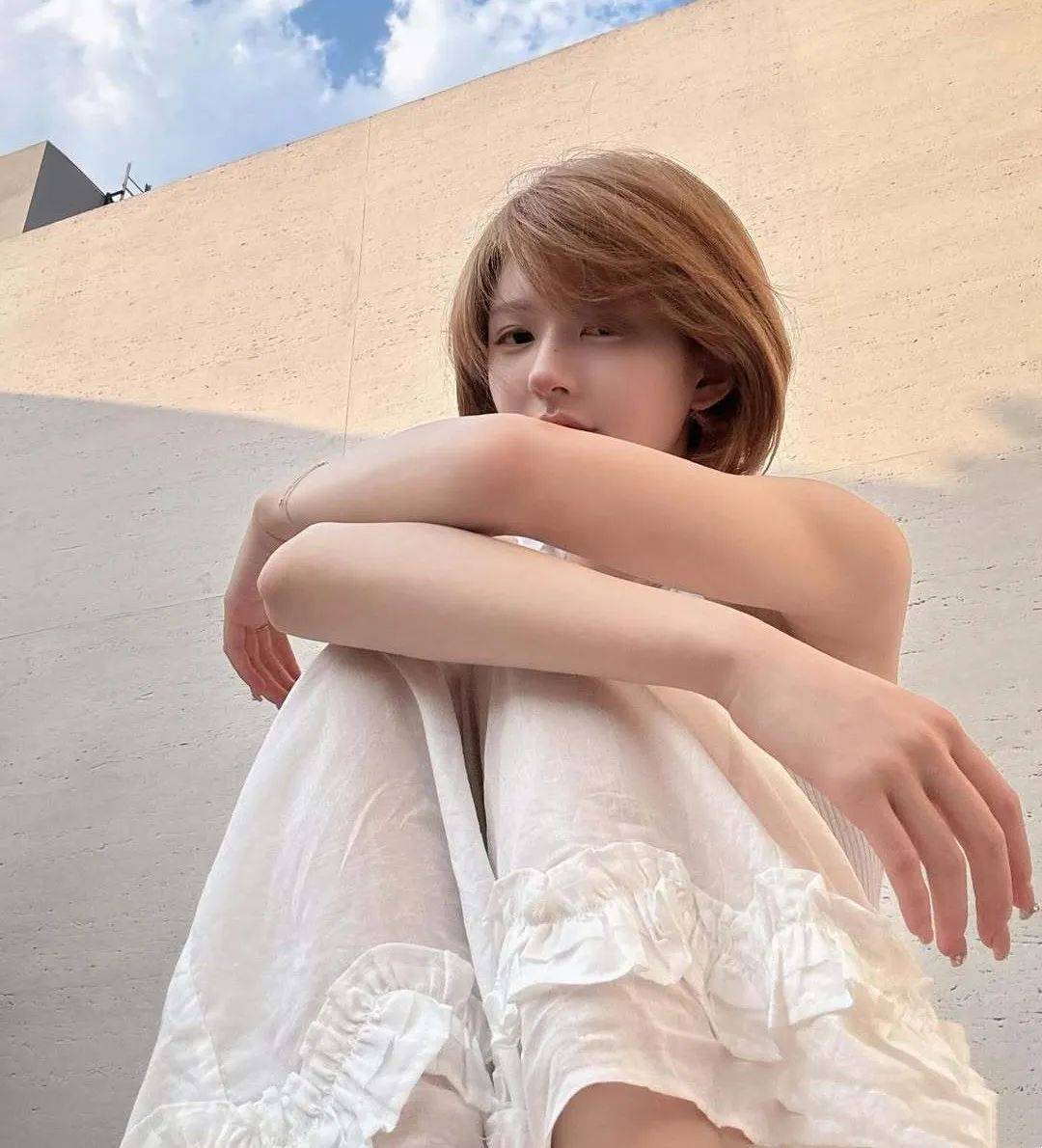 26岁赵露思换新发型了剪棕色超短发好有少年感美和帅兼备斩男又斩女