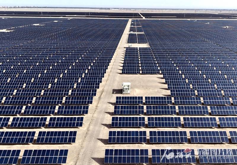 大国工程在新疆丨从“逝世之海”到“能量之海”——若羌光伏蓝海书写绿色传奇