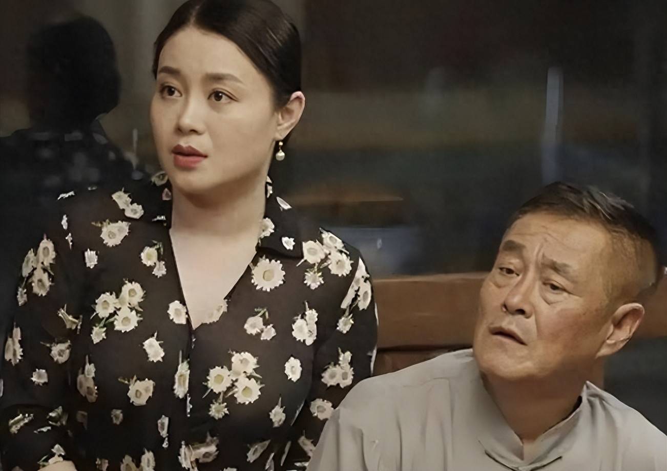 与赵本山传绯闻,42岁无人敢娶?被力捧22年,关婷娜背后身份曝光
