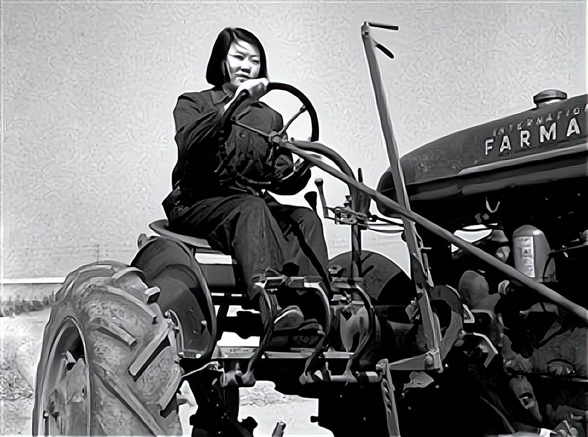 新中国第一位女拖拉机手,把拖拉机开上人民币,晚年结局如何?