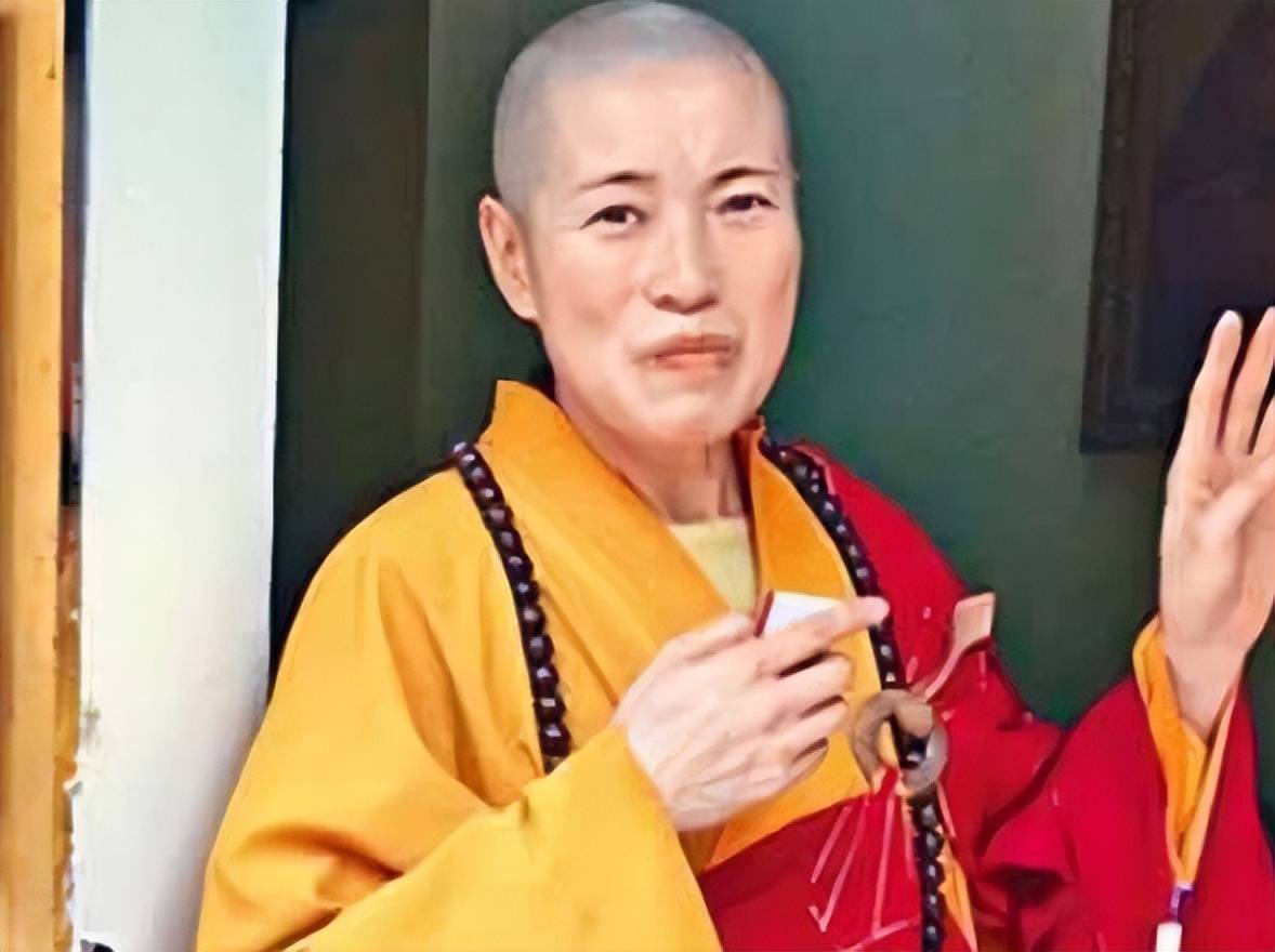 "黑丝尼姑"释智定:开豪车住别墅,私生活混乱,把寺庙当摇钱树